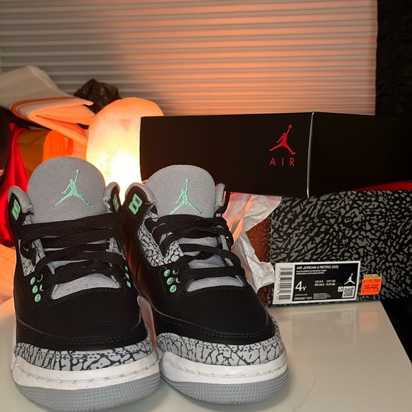 Brand New: Air Jordan 3 Retro (GS) - Picture 4 of 11